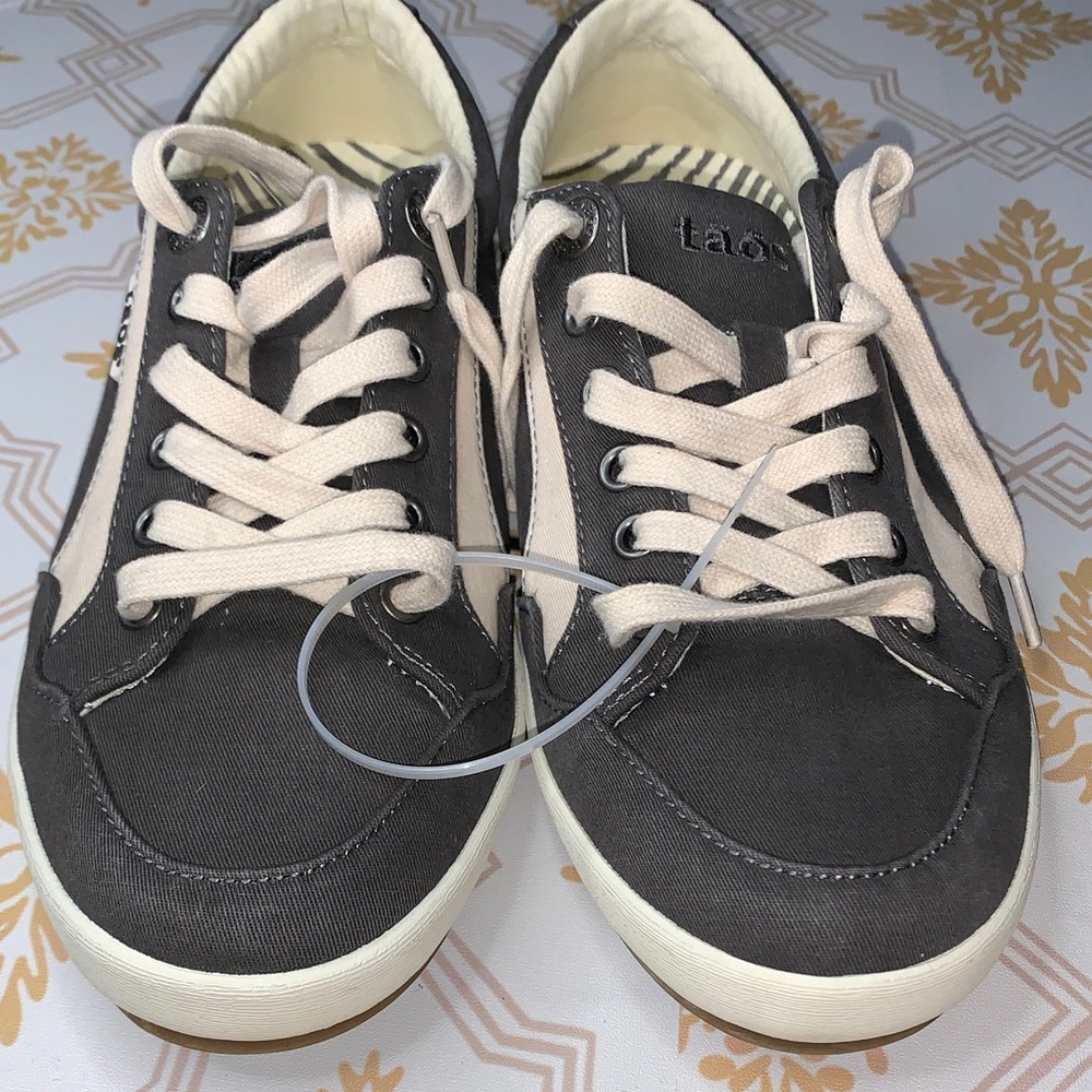 tao's Gray and Cream Women Sneakers - Picture 4 of 6